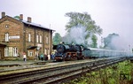 Als 41 1074 mit P 6454 aus Magdeburg in Meitzendorf einfuhr, hatte der Himmel seine Schleusen wieder geöffnet. (17.05.1978) <i>Foto: Joachim Bügel</i>