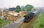 In Vahldorf hatte es die Sonne wieder geschafft. Der bekannte Blick von der alten Brücke der Fernstraße 71 auf 41 1074 mit P 6454, direkt neben dem Mittellandkanal. (17.05.1978) <i>Foto: Joachim Bügel</i>