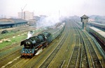 Mit D 316 "Belinaren" am Haken, der von Berlin Zoologischer Garten über Neustrelitz - Stralsund-Rügendamm - Sassnitz Hafen - Trelleborg nach Malmö C. fuhr, hat 03 0048 soeben den Berliner Ostbahnhof verlassen.  (18.05.1978) <i>Foto: Joachim Bügel</i>