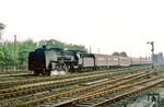 Mit der Ausfahrt der 01 2029 vor E 315 in Bernau (b Berlin) wurde die Fototour abrupt beendet, da ein freundlicher Stellwerker die Volkspolizei rief. Für den restlichen Vormittag war die Stasi dann Gastgeber, um vermeintliche Spionagevorwürfe wegen des Fotografierens sowjetischer Militäreinrichtungen zu klären. Offenkundig waren die Herrschaften aber nach mehreren Stunden von der Harmlosigkeit des Fotografens überzeugt, er durfte sogar seinen Film behalten, ansonsten gäbe es dieses Foto nicht.  (18.05.1978) <i>Foto: Joachim Bügel</i>