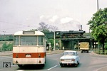 Auch hier schlug Murphy wieder zu, frei nach seinem Gesetz „Whatever can go wrong will go wrong“ (Alles, was schiefgehen kann, wird auch schiefgehen), diesmal in Form eines Ikarus-Busses, der zur Unzeit bei der Ausfahrt der 03 2058 mit D 567 in Berlin-Schöneweide ins Bild fuhr. (18.05.1978) <i>Foto: Joachim Bügel</i>