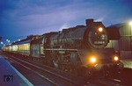 Mit P 3518 ist 03 2083 auf Gleis 2 im abendlichen Bahnhof Berlin-Schöneweide eingetroffen. (18.05.1978) <i>Foto: Joachim Bügel</i>