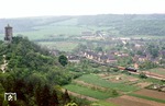 Blick von einem Aussichtspunkt nahe der Rudelsburg auf die im Saaletal dahinfahrende 01 0525 vor D 504. Die Türme links gehören zur Burg Saaleck.  (19.05.1978) <i>Foto: Joachim Bügel</i>