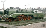 02 0201 (18 201) wartet im Bahnhof Stendal auf die Ankunft des Interflug-Sonderzuges. (20.05.1978) <i>Foto: Joachim Bügel</i>