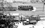 86 038 verlässt mit einem Güterzug nach Falkenstein/Vogtland den Bahnhof Lengenfeld. Ebenso interessant wie der Zug dürfte der Lkw im Vordergund sein. (11.08.1969) <i>Foto: Johannes Glöckner</i>