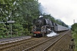 01 0528 fährt mit D 1097 durch den Haltepunkt Bosserode, kurz vor der damaligen deutsch-deutschen Grenze. (07.1971) <i>Foto: Tim Howerter</i>