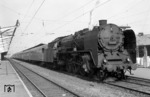 01 207 (Bw Erfurt P) vor einem Schnellzug im Bahnhof Bebra. Mit dem Erscheinen der Baureihe 01.5 verließen die nicht umgebauten 01 bis Herbst 1964 das Bw Erfurt. Lediglich 01 204 und 01 207 wurden hier von Herbst 1966 bis Anfang 1967 nochmals eingesetzt. (1963) <i>Foto: David Adams</i>