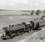 86 1759 mit dem P 18180 kurz vor dem Bahnhof Wolgaster Fähre, im Hintergrund der Peenestrom. Typisch für die auf Usedom eingesetzten 86er waren die im Bw Heringsdorf selbstgebauten Witte-Windleitbleche.  (22.08.1973) <i>Foto: Hans-Joachim Simon (Archiv Ludger Kenning)</i>