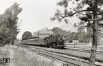 Rund 50 Jahre lang endeten im Bahnhof Seebad Ahlbeck die von Wolgaster Fähre kommenden Bäderbahnzüge. Im Sommer 1973 war 86 1148 gegen 11.17 Uhr mit P 18181 eingetroffen. Auf dem Vorplatz warten zwei Ikarus-Busse vom Typ 66L auf Übergangsreisende. Von 1966 bis 1974 liefen auf der Insel Usedom die 86er des Bw Heringsdorf, des kleinsten Bahnbetriebswerks der Deutschen Reichsbahn. Markant waren die Eigenbau-Windleitbleche, doch die 86 1148 fuhr „oben ohne“.  (19.08.1973) <i>Foto: Hans-Joachim Simon (Archiv Ludger Kenning)</i>
