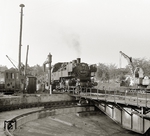 Im kleinsten Bahnbetriebswerk der Deutschen Reichsbahn fährt 86 1323 auf die Drehscheibe. Die im Mai 1967 von Rochlitz auf die Insel versetzte und hier mit Windleitblechen ausgestattete Lok lief bis Januar 1975 auf Usedom. Nach ihrer Ausmusterung am 2.6.1975 beim Bw Heringsdorf diente sie bei der Ziegelei Klinkmühl-Lichterfeld aus Heizlok. (25.08.1973) <i>Foto: Hans-Joachim Simon (Archiv Ludger Kenning)</i>