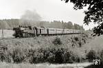 Nach dem 2. Weltkrieg liefen auf der „Sonneninsel der Ostsee“ vorwiegend Länderbahnpersonenwagen unterschiedlicher Bauart, später auf Einheitswagen. 1972 erschienen hier die ersten zwei- und dreiachsigen Reko-Durchgangswagen, die in den Jahren 1957-64 auf den Fahrgestellen alter Länderbahnwagen entstanden waren und erst 1991 ausgemustert wurden. Hier bringt 86 1563-5 den P 18182 nach Wolgaster Fähre, im Hintergrund das Einfahrsignal von Bansin.  (17.08.1973) <i>Foto: Hans-Joachim Simon (Archiv Ludger Kenning)</i>