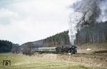 Mit D 207 kämpft sich die Erfurter 01 533 die Steigung von Bebra nach Hönebach hinauf. (27.03.1970) <i>Foto: Robin Fell</i>
