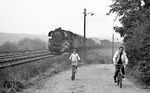Ein Wettrennen zwischen 58 3021 und den ungleichen Straßenteilnehmern bei Döbeln. (09.1975) <i>Foto: Burkhard Wollny</i>