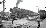 Bahnsteigszene mit 35 1010 im Bahnhof Döbeln. (09.1975) <i>Foto: Burkhard Wollny</i>