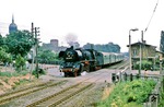 03 2235 passiert mit P 3496 den heute nicht mehr existenten Bahnübergang an der Dessauer Straße beim Abzweig Hafen in Wittenberg. Links schaut der Turm der bekannten Schlosskirche über die Bäume. (09.06.1978) <i>Foto: Wolfgang Bügel</i>