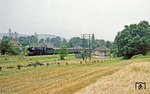 Mit P 3809 (Dresden - Görlitz) ist 03 2096 im Haltepunkt Weickersdorf zwischen Arnsdorf und Bischofswerda eingetroffen. (12.08.1978) <i>Foto: Wolfgang Bügel</i>
