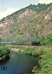 An der 800 m langen und bis zu 100 m hohen Felswand des Bohlen fährt 95 0040 vor Ng 66483 nach Probstzella vorbei. (17.09.1978) <i>Foto: Joachim Bügel</i>