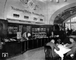 Wartesaal im Bahnhof Berlin Friedrichstraße. Ein schöner Service war damals die Anzeige der demnächst verkehrenden Züge in der Wand über der Theke, durch den die Reisenden den Aufenthalt in der Gastronomie sicher ruhiger genießen konnten. Nach dem 13. August 1961 bis zum Fall der Mauer diente der (völlig umgestaltete) Bahnhof als "Grenzübergangsstelle zur DDR".  (1935) <i>Foto: RVM</i>