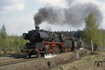 50 1388 (mit Giesl-Ejektor) und 50 1684 (beide Bw Reichenbach, Est Werdau) vor einem Güterzug am Einfahrsignal von Langenbernsdorf auf der Strecke Wünschendorf - Werdau. (19.05.1974) <i>Foto: Robin Fell</i>