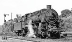 58 1111-2 (eigentlich 58 311, die 1921 von der Maschinenbaugesellschaft Karlsruhe gebaut wurde) im Bahnhof Aue. Im März 1977 wurde sie in den Westen verkauft. (09.1975) <i>Foto: Burkhard Wollny</i>