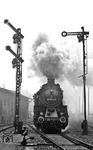 Ausfahrt von 58 1800 mit einem Sonderzug anlässlich des 100-jährigen Streckenjubiläums Karl-Marx-Stadt - Aue im Bahnhof Lößnitz. (20.09.1975) <i>Foto: Burkhard Wollny</i>