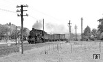 58 1522 passiert den Bahnübergang an der Thomas-Münzter-Straße in Weißbach. (04.10.1975) <i>Foto: Burkhard Wollny</i>