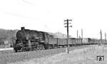 Am Ortseingang von Weißbach (bei Wiesenburg/Sa) rollt 58 1522 mit einem Güterzug Richtung Zwickau. (04.10.1975) <i>Foto: Burkhard Wollny</i>