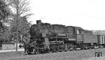 Unbeeindruckt von der Vorbeifahrt der 58 1522 geht die Obsternte in Weißbach weiter. (04.10.1975) <i>Foto: Burkhard Wollny</i>