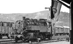 Die Zeichen des kommenden höchsten DDR-Feiertags ("Tag der Republik") sind im Bahnhof Aue unübersehbar. Das Personal der 1941 bei der Wiener Lokfabrik gebauten 86 1444 läßt dies unbeeindruckt. (04.10.1975) <i>Foto: Burkhard Wollny</i>