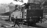 Auf der seit Fahrplanwechsel im September 1975 stillgelegten Steilstrecke von Eibenstock unterer Bf zum oberen Bf macht sich 94 2105 mit einem Abbauzug nützlich. (04.10.1975) <i>Foto: Burkhard Wollny</i>