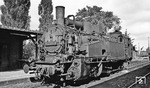94 2105 gehörte zur letzten Serie der 1923 gebauten XI HT. Am 25. April 1923 lieferte die Sächsische Maschinenfabrik - vormals Richard Hartmann - in Chemnitz die Lok unter der Fabriknummer 4561 an die Deutsche Reichsbahn aus. Hier pausiert sie während der Abbauarbeiten im Bahnhof Eibenstock ob. Bf.  (04.10.1975) <i>Foto: Burkhard Wollny</i>