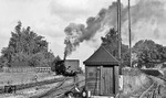 Im Zuge des Talsperrenbaus wurde zum Fahrplanwechsel am 27. September 1975 der Reisezugverkehr auf der Eibenstocker Steilstrecke eingestellt. Einen Tag nach dieser Aufnahme -am 5. Oktober 1975- wurde die Strecke stillgelegt und später abgebaut. Noch liegen die Gleise im Bahnhof Eibenstock oberer Bf, als 94 2105 dort rangiert. (04.10.1975) <i>Foto: Burkhard Wollny</i>