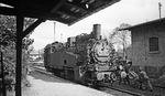 Mit vereinten Kräften werden zwei Gasflaschen in Eibenstock ob. Bf. in Sicherheit gebracht. (04.10.1975) <i>Foto: Burkhard Wollny</i>