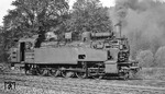 Eine schöne Porträtaufnahme der mittlerweile 52 Jahre alten 94 2105 in Eibenstock unterer Bf. Sie wurde von Mitarbeitern des Bw Aue vor der Verschrottung bewahrt und ist heute im Eisenbahnmuseum Schwarzenberg hinterstellt. (04.10.1975) <i>Foto: Burkhard Wollny</i>
