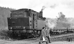 94 2105 mit dem Abbauzug in Eibenstock unterer Bf auf den demnächst toten Gleisen. (04.10.1975) <i>Foto: Burkhard Wollny</i>