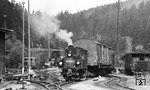 99 1568 mit einem Rollwagenzug im Bahnhof Schönheide Süd. (04.10.1975) <i>Foto: Burkhard Wollny</i>