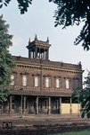 Der sog. "Kaiserbahnhof" in (Brühl-) Kierberg gilt als eines der schönsten Empfangsgebäude Deutschlands. Es wurde 1877 am Ende der von der Brühler Innenstadt heraufführenden Kaiserstraße in einem kleinen Park errichtet. Seine besonders aufwendige Gestaltung verdankt es Kaiser Wilhelm I., dem der Bahnhof als Zwischenhalt für seine jährlichen Besuche der Herbstmanöver in der Eifel diente. Für den kaiserlichen Zug war extra ein Abstellgleis auf der nördlichen Streckenseite angelegt worden. (02.09.1982) <i>Foto: Peter Schiffer</i>
