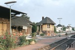 Der Bahnhof Lendersdorf an der Bahnstrecke Düren – Heimbach. Zur Vermeidung einer Stilllegung konnte die Dürener Kreisbahn (DKB) im Juni 1992 als erste Eisenbahngesellschaft in Nordrhein-Westfalen von der Bundesbahn die Strecke zum symbolischen Preis von 1 DM erwerben. Damit war der Kreis Düren ein Vorreiter bei der Regionalisierung des Eisenbahn-Nahverkehrs, noch vor der Bahnreform 1994. Mit Modernisierung der Strecke verschwand auch das alte Ensemble in Lendersdorf wie auch der Fahrdienstleiter, der gleichzeitig als Aufsichtsbeamter fungierte und hier gerade seinen Dienstraum verlässt. (10.08.1982) <i>Foto: Peter Schiffer</i>