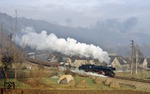 Die Saalfelder 41 1182-9 beschleunigt den Durchgangsgüterzug Dg 55445 bei Döbritschen im Saaletal nahe Camburg. (08.12.1985) <i>Foto: Joachim Bügel</i>