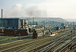 Auf dem Weg nach Unterwellenborn fährt 44 0324 an einer Schwestermaschine vorbei, die gerade im Bw Saalfeld gedreht wird. (06.10.1978) <i>Foto: Wolfgang Bügel</i>