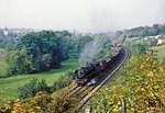 Hinter 01 0529 mit E 802 (vgl. Bild-Nr. 20338) stieg die nächste Dampffahne über Saalfeld auf, sodass die Vorbeifahrt von 44 0231 in der Baumkrone bei Unterwellenborn auch noch abgewartet wurde. (07.10.1978) <i>Foto: Wolfgang Bügel</i>