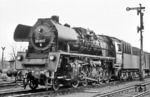 50 5047 entstand 1960 beim VEB Lokomotivbau Karl Marx in Babelsberg. Hier wartet die Wittenberger Maschine auf die Rückfahrt im Bahnhof Büchen/DB. (05.04.1968) <i>Foto: Frank Lüdecke</i>