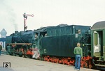 Gleich geht's los: 01 2114 wartet vor P 8433 im Bahnhof Halberstadt auf Ausfahrt nach Magdeburg. (09.10.1978) <i>Foto: Wolfgang Bügel</i>