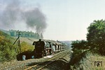 Die Nordhäuser 44 0797-9 (44 797, Baujahr 1942) mit Gipszug Gag 56405 von Niedersachswerfen nach Coswig (Anh) am km 161 zwischen Sandersleben (Anh) und Güsten oberhalb der Ortschaft Freckleben. (09.10.1978) <i>Foto: Wolfgang Bügel</i>