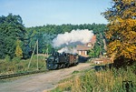 Der Harz war bereits herbstlich eingefärbt, als 99 5906 mit P 69712 durch Harzgerode dampfte. (11.10.1978) <i>Foto: Wolfgang Bügel</i>