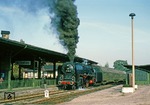Ausfahrt des P 8448 nach Thale im Bahnhof Quedlinburg. Beachtenswert ist auch das Zwergensignal unter dem Bahnsteigdach. (11.10.1978) <i>Foto: Wolfgang Bügel</i>