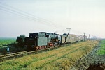 Durch die endlos wirkende Landschaft bei Wegeleben kommt 01 2114 mit P 19435 aus Thale gefahren. Für die Zwischenleistung wurde die Lok in Thale nicht gedreht. (11.10.1978) <i>Foto: Wolfgang Bügel</i>