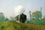 Nahe Halberstadt hat 01 2114 mit P 8433 nach Magdeburg den Schrankenposten 43 hinter sich gelassen. Rechts fließt die Holtemme. (12.10.1978) <i>Foto: Wolfgang Bügel</i>