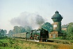 Den markanten Wasserturm des Bahnhofs Blumenberg passiert 01 2114 mit P 8433 auf dem Weg nach Magdeburg. (12.10.1978) <i>Foto: Wolfgang Bügel</i>