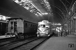 Der Bahnhof Valencia Norte (Estación del Norte, Estació del Nord) ist der Hauptbahnhof der spanischen Stadt Valencia. In ihm treffen sich alle Bahnlinien mit iberischer Spurweite, die normalspurigen Gleise enden am Bahnhof Valencia Joaquin Sorolla. Anders als der Name andeutet, liegt der Bahnhof im Süden der Innenstadt. (19.05.1957) <i>Foto: Walter Hollnagel</i>